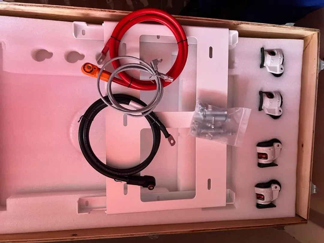 Batería abierta en su caja de madera con soporte de pared, cables y patas