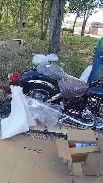 Moto recién desembalada, con las cajas de piezas al lado