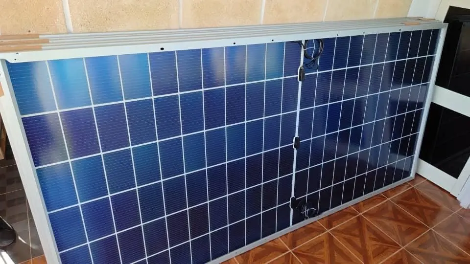 Paneles solares apoyados contra la pared de una casa, recién entregados