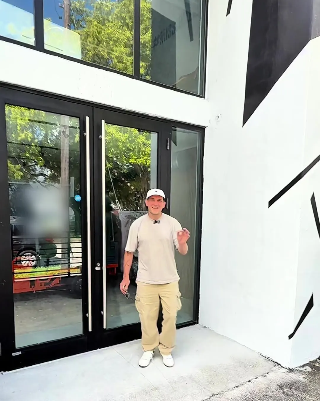 Francisco saludando en la puerta de la tienda Francis Motors en NW 5th Ave