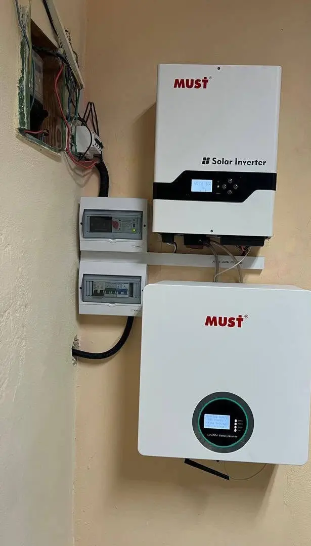 Inversor y batería MUST instalados uno arriba del otro